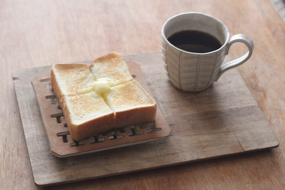 【パン皿】ブラウン　＊トーストをしたパンを蒸れないようにしてくれるお皿（受注生産） 1枚目の画像