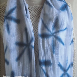 雪花絞り藍染め綿麻のストール 3枚目の画像