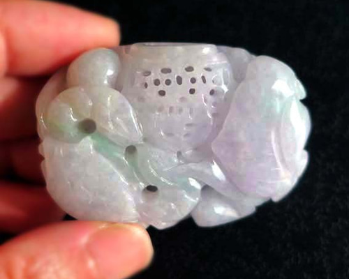？【やや難あり】ミャンマー産本翡翠の彫刻(蟹) やや難あり】ミャンマー産本翡翠の彫刻(蟹) やや難あり