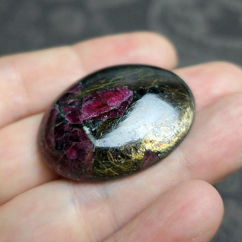 ユーディアライト・ルース 大きめ オーバル 11.54ct ボルドー