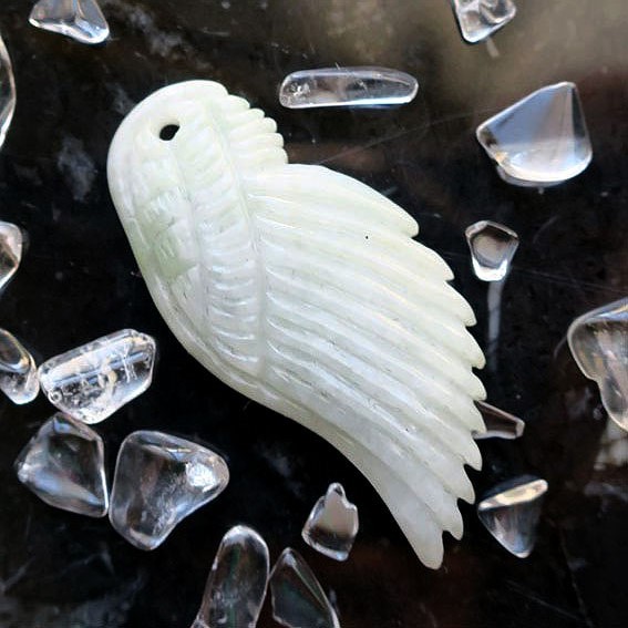 ミャンマー産 茶白翡翠カエルカービング