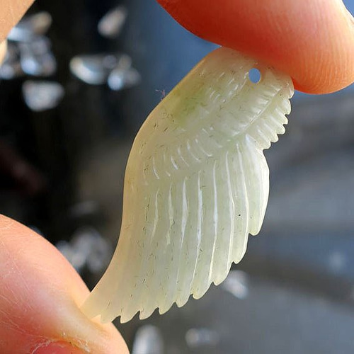 翡翠 天使の羽根 カービング 彫刻 ミャンマー産 一点物 キレイ 吉祥