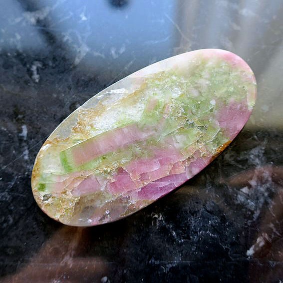 トルマリン　ルース　大きめ　105.45ct　オーバル　天然石　コレクション　ハンドメイド素材 　秋の誕生石2025