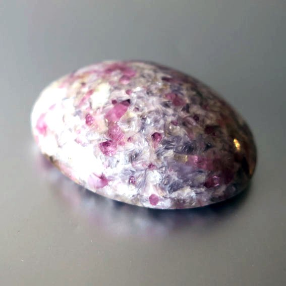 ピンクトルマリン・マトリックス　ロシア産　オーバル　大きめ｜天然石 置物 × 10月誕生石 秋の誕生石2025