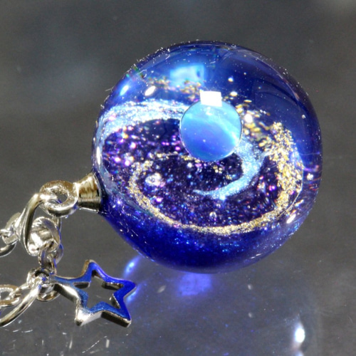 月の満ち欠け。天球儀バージョン宇宙球体レジンネックレス