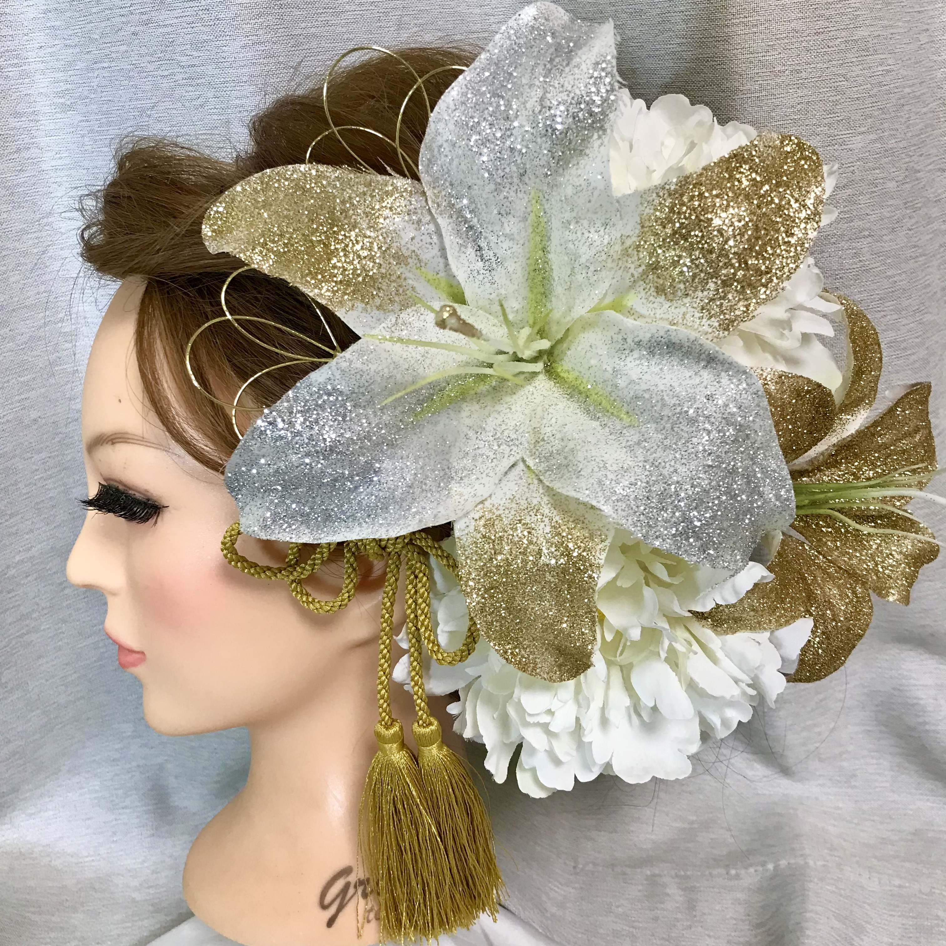 派手カサブランカの髪飾り