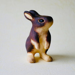 立ち姿のコウサギ（木の立体作品） 1枚目の画像