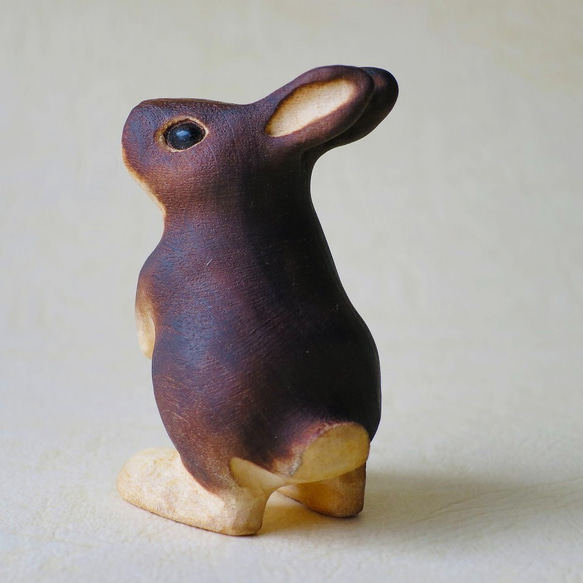 立ち姿のコウサギ（木の立体作品） 2枚目の画像