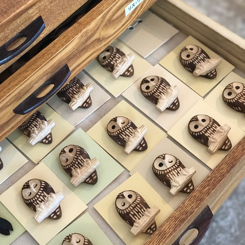 フクロウ（ウィンク）ブローチ ブローチ 工房kokimoku 通販 484722  