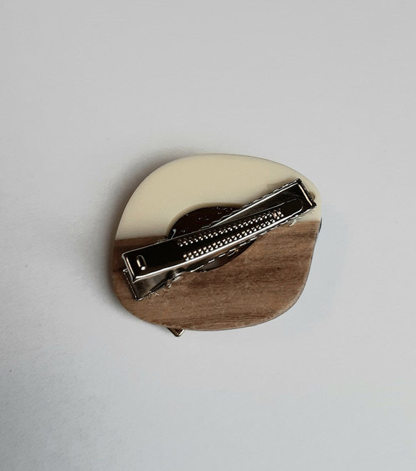 レザーボタン&木目調のヘアクリップ 3枚目の画像