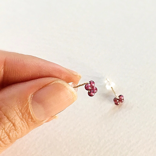 14kgf： twist hook flower pierce：garnet ピアス（スタッド・一粒