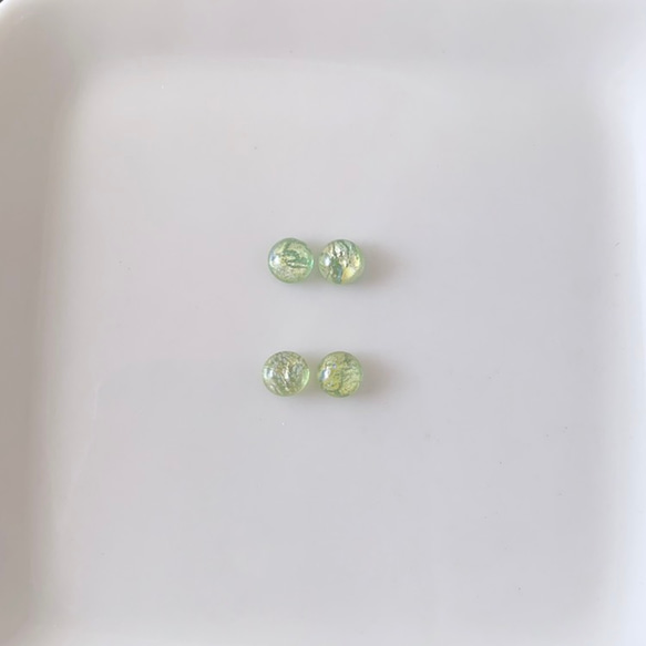 萌緑 艶めくベネチアンビーズのイヤリング 4枚目の画像