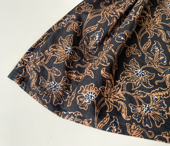 コットン素材バティックロングスカート♪銅板型押しタイプのロウケツ染め生地です。 8枚目の画像