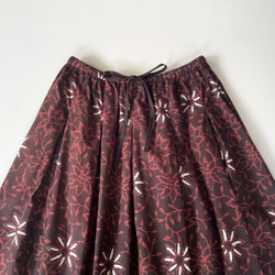 コットン素材バティックロングスカート♪銅板型押しタイプのロウケツ染め生地です。 6枚目の画像