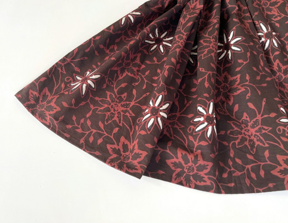 コットン素材バティックロングスカート♪銅板型押しタイプのロウケツ染め生地です。 7枚目の画像