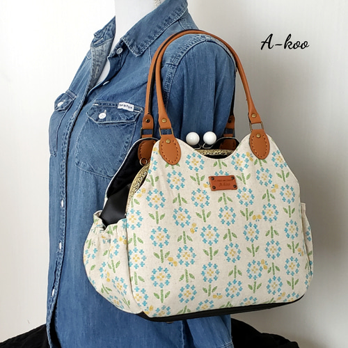 受注製作』お花ライン☆水色☆あおり付きがま口バッグ その他バッグ A  