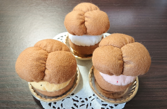 シュークリームちゃん ハンドメイド ぬいぐるみ ﾌｪﾙﾄ】ｼｭｰｸﾘｰﾑｾｯﾄ おもちゃ・人形 Saeko 通販 12024550｜Creema