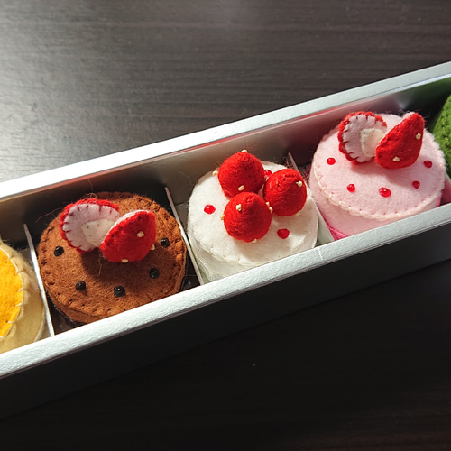 ﾌｪﾙﾄのﾌﾟﾁｹｰｷｾｯﾄ④ おもちゃ・人形 Saeko 通販 7040811｜Creema(クリーマ)