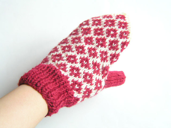 北欧柄の編み込み手袋（赤） 2枚目の画像