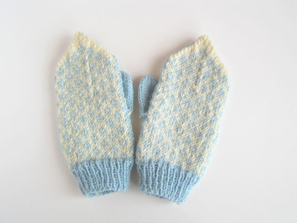 小花柄の編み込み手袋（水色） 1枚目の画像