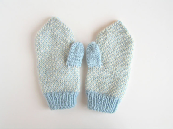 小花柄の編み込み手袋（水色） 2枚目の画像