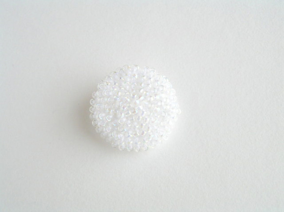 ビーズ編みのブローチ（白×クリア） 1枚目の画像