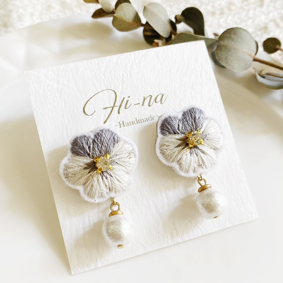 Viola」ビオラグレイッシュ 刺繍ピアス/イヤリング ピアス（スタッド 