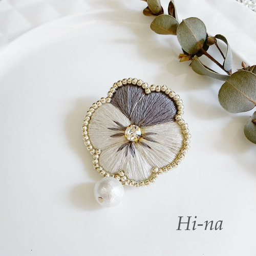 Viola」ビオラ刺繍ブローチ 贈り物に、卒業式入学式に ブローチ Hi-na