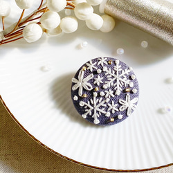 「snow bouquet」雪の結晶と花の刺繍ブローチ　グレー 3枚目の画像