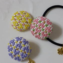 春のお花畑刺繍ヘアゴム③　くるみボタン　　クローバーチャームつき 2枚目の画像