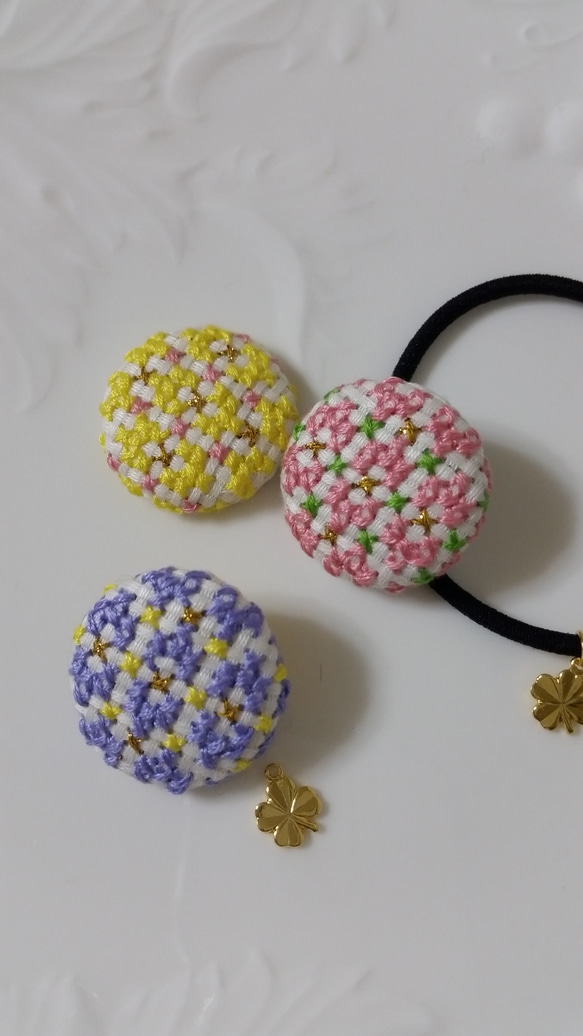 春のお花畑刺繍ヘアゴム③　くるみボタン　　クローバーチャームつき 2枚目の画像