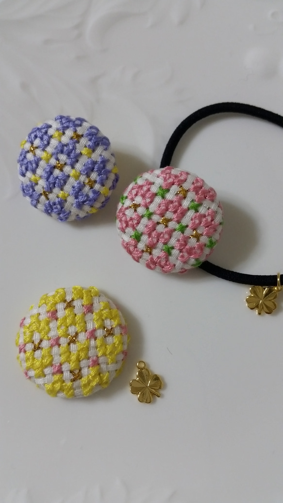 春のお花畑刺繍ヘアゴム③　くるみボタン　　クローバーチャームつき 3枚目の画像