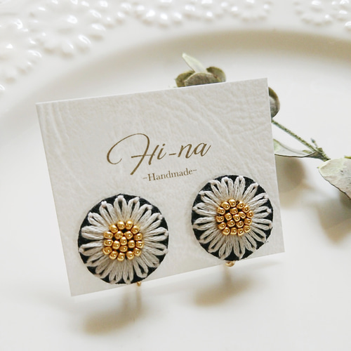 アンデルヨン　花刺繍ピアス hinagiku 花刺繍ピアス ピアス（その他） Hi-na 通販 3490903｜Creema