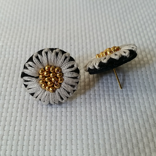 hinagiku 花刺繍ピアス ピアス（その他） Hi-na 通販 3490903｜Creema