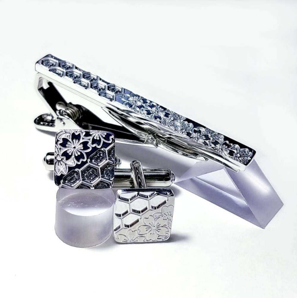 和柄【亀甲文様と桜のネクタイピン＆カフスセット】お祝いの席にピッタリ♪ / おしゃれな男性へのプレゼントにも