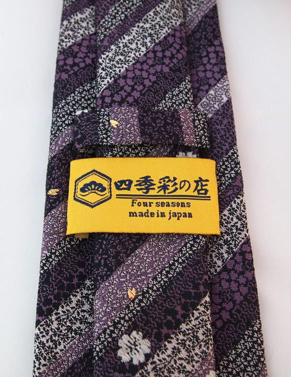 日式圖案高品質領帶，採用金色錦緞面料製成。時尚日式的單品。 第4張的照片