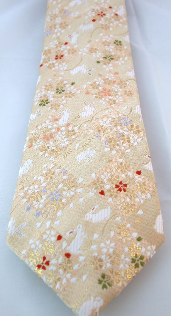 和柄　高級ネクタイ　金襴布利用　おしゃれで和の一本です。＜白うさぎ＞ 3枚目の画像