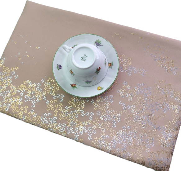 ランチョンマット（経机敷き）テーブルマット　テーブルクロスに利用可能　金彩さくら(べージュ)白 2枚目の画像