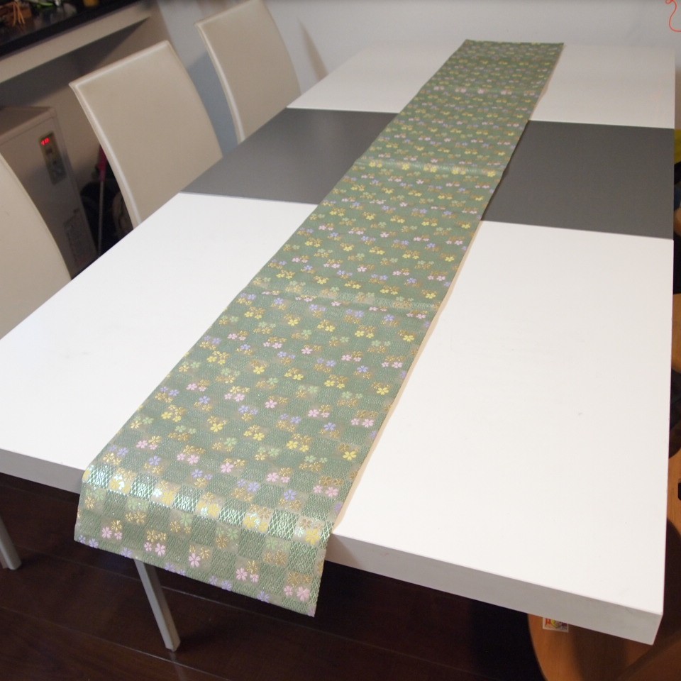 テーブルランナー　テーブルマット　テーブルクロスに利用可能　桜ラメ緑