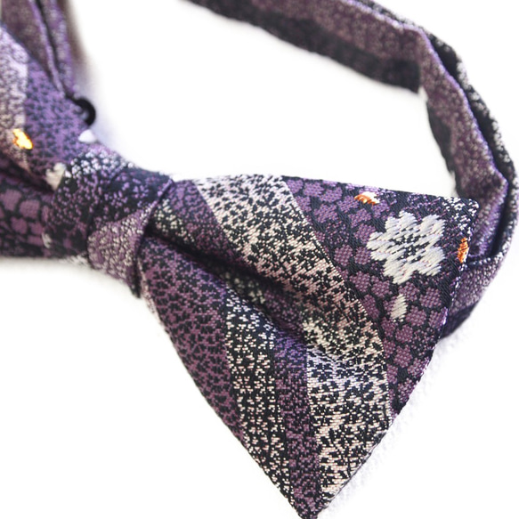 西陣織 和柄 高級 蝶ネクタイ 金襴布利用 おしゃれで和の一本です 紺シマ桜 3枚目の画像