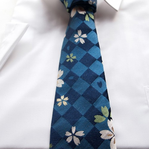 和柄　高級ネクタイ　金らん布　利用　おしゃれで和の一本です。＜正絹シルク 桜青四角　＞ 2枚目の画像