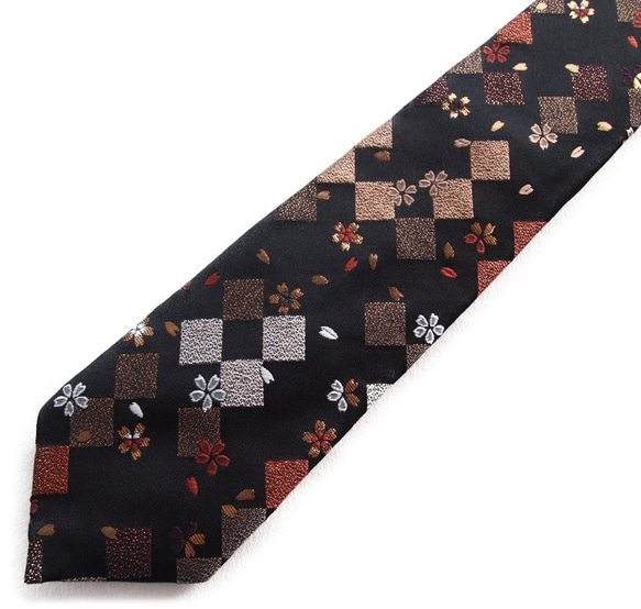 和柄　高級ネクタイ　金襴布利用　おしゃれで和の一本です。＜黒四角さくら＞ 2枚目の画像