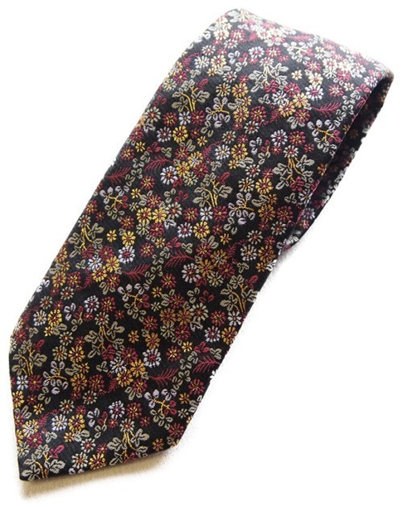和柄　高級ネクタイ　金襴布利用　おしゃれで和の一本です。＜小花散らし＞ 1枚目の画像
