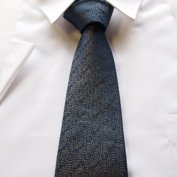 和柄　高級ネクタイ　金襴布利用　おしゃれで和の一本です。＜紺無地＞ 2枚目の画像