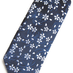 和柄　高級ネクタイ　金襴布利用　おしゃれで和の一本です。＜青時桜紺＞ 1枚目の画像