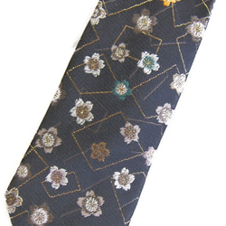 日本圖案豪華領帶使用錦布這是一本時尚的日本書。 &lt;花連接&gt; 第1張的照片