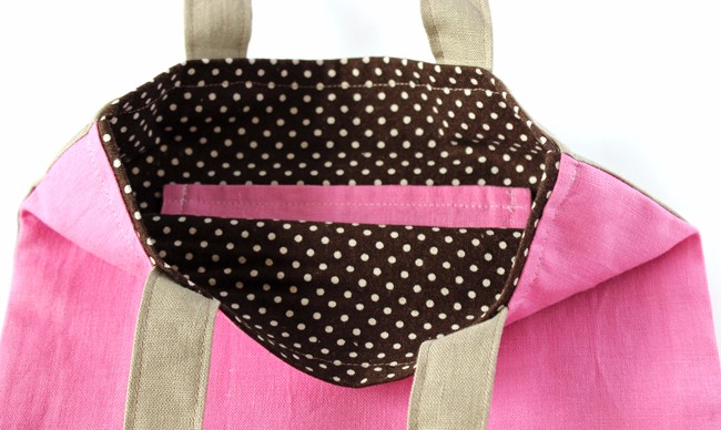 バックスタイルチェアの手刺繍リネンぺたんこバッグ