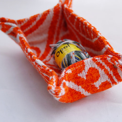 オレンジのエキゾチックな織りの小物入れ 2枚目の画像