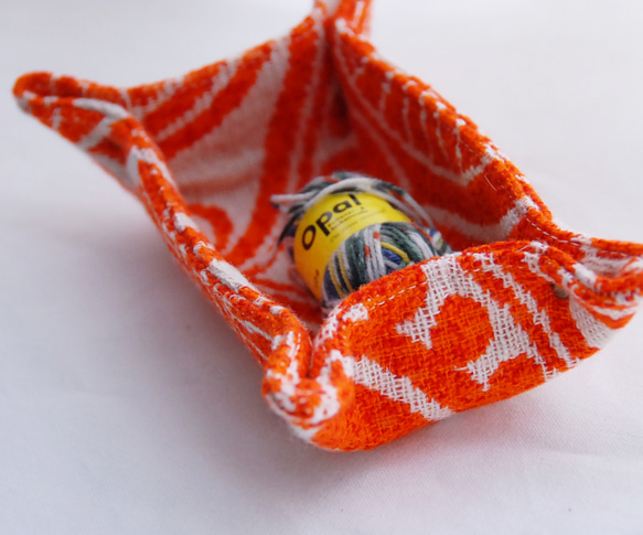 オレンジのエキゾチックな織りの小物入れ 2枚目の画像