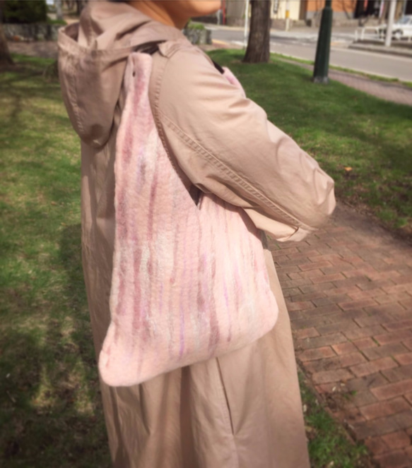 さくら色　あずま袋みたいなフェルトバック　持ち手レザー　母の日ギフト　スタイリッシュ 1枚目の画像